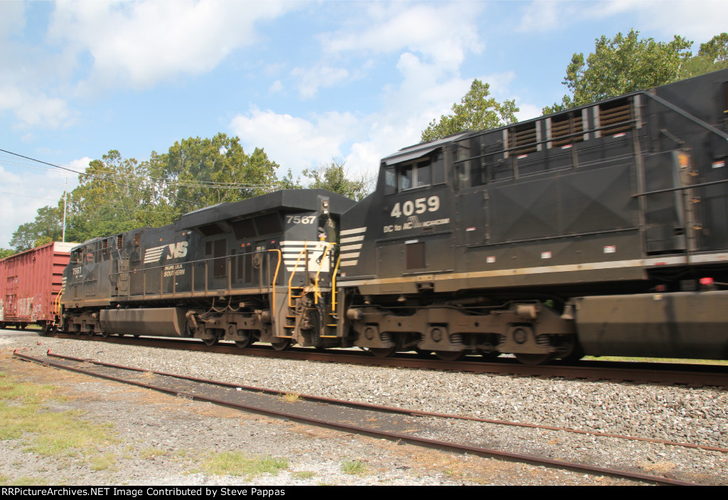 NS 4059 and 7567 as mid-train units on train 16T